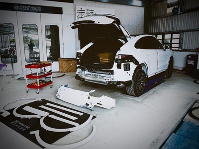 黃帝的店~Porsche Cayenne E3 or Coupe.. 原廠加寬輪弧安裝以及防刮材質交換件~後視鏡下緣烤漆