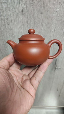 #茶具，朱泥蓮子壺，大概150毫升左右，老派工藝師以前全手工