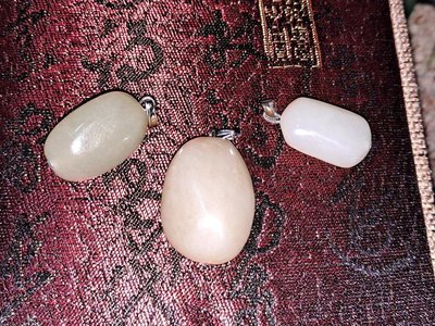 天然新疆和闐白玉水滴造型胸墬，每顆500，都附項鍊及珠寶盒