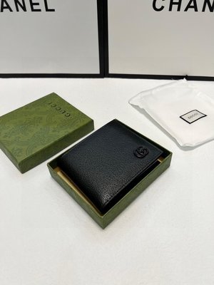 顏色 黑尺寸 11x10印花GG Marmont雙折皮夾 采用標志性雙GG金屬配件醒目別致。采 NO146006
