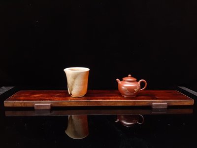 金絲楠木老料茶盤底座，金絲楠水波紋老料木板，整理作乾式茶盤用，長約61.5公分，寬約12公分，板厚約1.7公分，已上生漆保護，茶席不可或缺主角，實用茶道配件