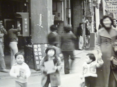 19--紅色公用電話-台灣老街道(免運費)原版相關--老照片