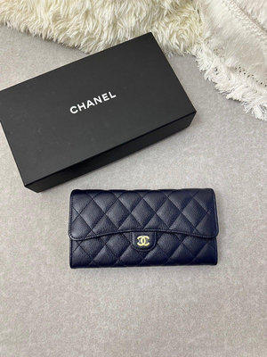 「naomi私藏貨」 Chanel 全新 香奈兒 女款 荔枝皮 深藍 金釦 魚子醬牛皮 長夾 ，皮夾 鈔票、信用卡、零錢都可以入 最經典的皮件 經典好包