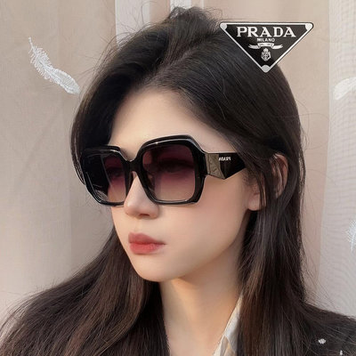 【原廠公司貨】PRADA 普拉達 亞洲版 時尚太陽眼鏡 3D立體設計鏡臂 PR 28ZSF 黑框抗UV深灰鏡片