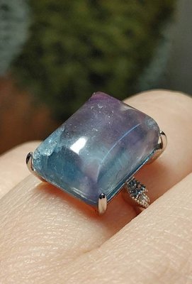 【珍藏翡翠】天然水晶~紫藍彩色瑩石戒指~活圍可調