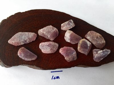 【Texture &amp; Nobleness 低調與奢華】礦物展區 原礦 標本 -非洲粉紅藍寶石-20.18克