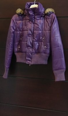 （冬出清）英國老頑童設計Paul Smith 副牌 R.NEWBOLD 紫帶帽風衣夾克外套，內舖棉拉鍊➕紫壓釦、口袋紫水晶鑽飾尺寸M碼，帽及毛皮可拆 Herno