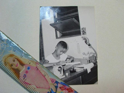 ///李仔糖老照片*早期小朋友在書桌寫字老照片(k358-6)