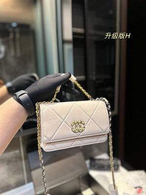 【二手包包】chanel 19 Woc 發財包 小香牛皮最近好多明星都在背Chanel 19 這款包是由老佛NO159049