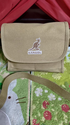 KANGOL袋鼠 卡其色 郵差包 肩背包 側背包 斜背包 1000