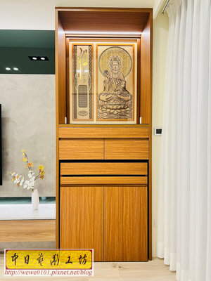 J023客製化系統櫃的神桌背景  現代感的系統櫃神桌佛聯背景  觀音木雕佛聯後貼設計 中日宗教藝術