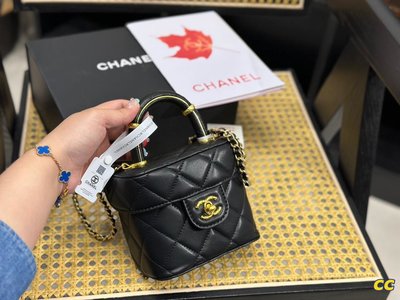【二手包包】Chanel 2023 手工坊手柄小盒子上身可可愛愛金新款小黑子多了手柄設計，實物看還是非常精致 NO.33707