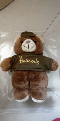 Harrods哈洛氏 特色泰迪熊-穿墨綠色衣與帽子的胖胖可愛小熊