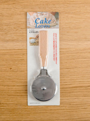 日本TIGERCROWN CakeLovers 木製手柄披薩滾輪切割器披薩刀