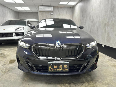 【天翊國際】BMW G60 i5 20 40 60 MP款 亮黑 原廠發光水箱罩 總成