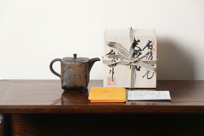 日本常滑燒 舜園作角型（銀杏）彫 后手茶注 四方小壺，底部收4770