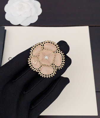 【Chanel 最新款粉色山茶花胸針】一致黃銅材質 NO16206