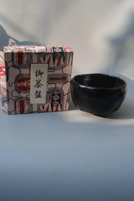 日本帶回超級老的黑樂抹茶碗純手捏帶一抹紅釉非常的侘寂