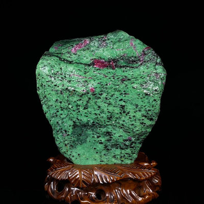 原石擺件 奇石擺件 天然紅綠寶原礦石擺件，紅寶石晶體點綴在綠色的黝簾石上帶座高27×20×9公分 重7.1公斤  編號550104