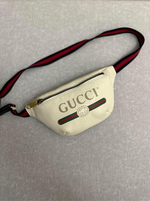 Gucci 96新以上 米白色 少使用 稀有款 mini 小腰包 可側背 斜背，休閒可愛迷你款 真皮 原價3-4 萬購入 尺寸：20cm、商品本人親拍