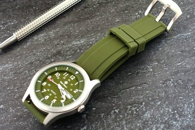 台灣精品,搭載日本 SEIKO 精工原廠 VX43 石英機芯強悍造型軍風防水石英錶,不鏽鋼製錶壳~軍綠矽膠錶帶
