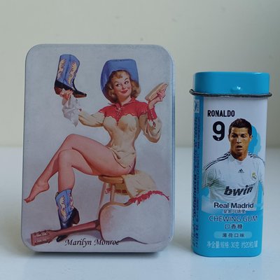 【快樂尋寶趣】Marilyn Monroe牛仔造型長方形馬口鐵小空鐵盒+贈Ronaldo皇家馬德里口香糖馬口鐵空鐵盒（25112265）