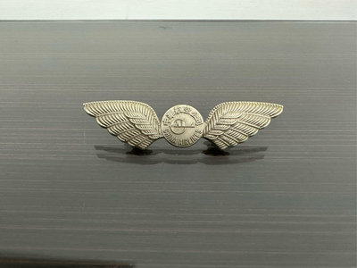早期中華航空胸章 CHINA AIRLINES~背後別針是蝴蝶夾設計，拆卸方便又容易.  紀念徽章，華航商標 收藏品-沒用過。寬7.5 x 高1.8公分