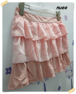 免運出清。日系nuee【全新專櫃商品】粉紅橘 甜心迷人款拼接縐摺絲紗漸層色蛋糕造型短裙。S號
