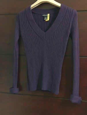 （冬出清）美品牌 BANANA REPUBLIC 深紫色 100% 義大利 Merino美麗諾羊毛 ♥形V領針織衫。尺寸S 碼彈性佳，長袖翻摺鈕釦 self