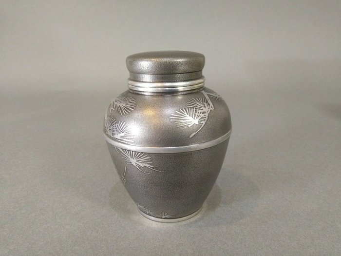 大阪買い 上錫 錫半造 茶壺 錫製 いぶし 飾り壺 共箱 大ぶり 松竹梅 金属工芸