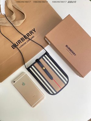 美國代購Burberry 巴寶莉 時尚潮流 英倫都會時尚 獨特品牌風格手機包 款式2 outlet代