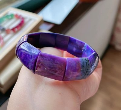 寬版鐲型舒俱徠手排，經典皇家紫，大塊料寶石，上手尊貴大氣，17.2×7.8mm.  重:48.9g