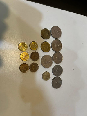 現貨供應~零錢港幣+一枚澳門幣+一枚五角台幣