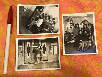（消失的國度-阿嬤年輕時）1950年代，台灣古早味美髮店，本土味老闆娘與美髮設計師合照，三張ㄧ標。（古早味燙髮機）