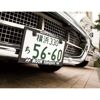 (I LOVE樂多)MOONEYES Equipped Logo 日本車牌規格 車牌照框  [MG062BKMQ]