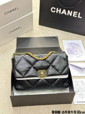 【二手包包】版小羊皮 大號 最能hold的住任何身段的搭配一定不會出錯Chanel19手袋口蓋包[黑色] 輕NO123484