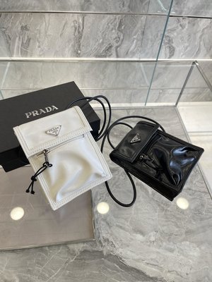 【熱賣精選】 現貨 Prada 油蠟皮手機包 2色 三角標斜挎包 單肩側背包 日常出行背也超好看 1418cm明星同款