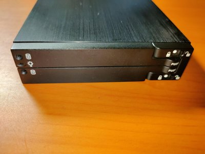 3.5吋轉2.5吋雙槽硬碟盒，支援SATA III，非外接盒