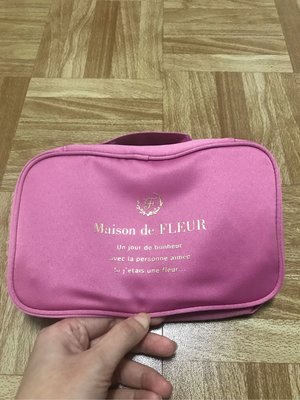 日本Maison de Fleur 正品 緞面燙金字母 旅行包 / 收納包/化妝包