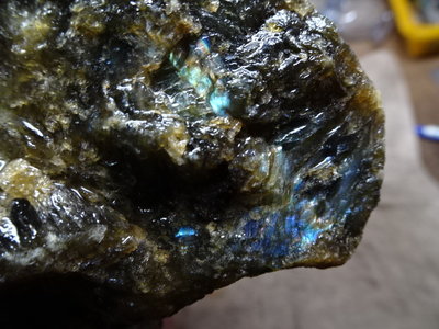 《藍晶寶石玉石特賣區〉→〈原石系列〉→天然國際寶石-特級藍光拉長石原礦〈1770公克〉→o50