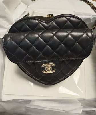 全新 Chanel 香奈兒 22S 黑金 黑色 羊皮 桃心 心型 愛心 bag 愛心包 側背包 口蓋包（AS3191）