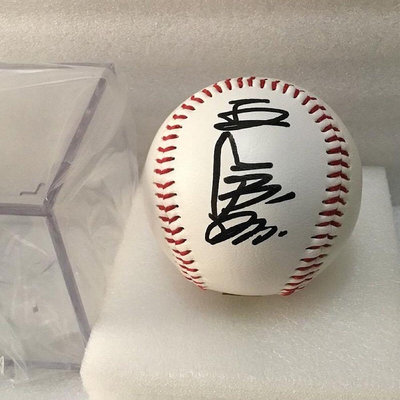 NPB日本職棒 巨人隊 世界全壘打王《王貞治》親筆簽名球，隊徽LOGO紀念球 棒球，送收藏框1個