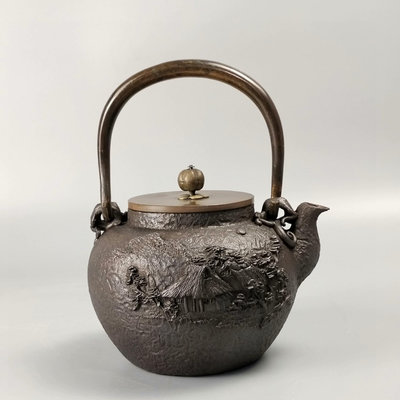 。京都龜文堂造日本鐵壺。大正時期，晚期龜文堂。底
