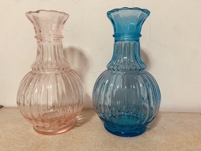老花瓶有氣泡 一對價 早期雕花花瓶 淺粉色淺藍色 早期玻璃 老玻璃 古物 復古 普普風 擺飾 非大同