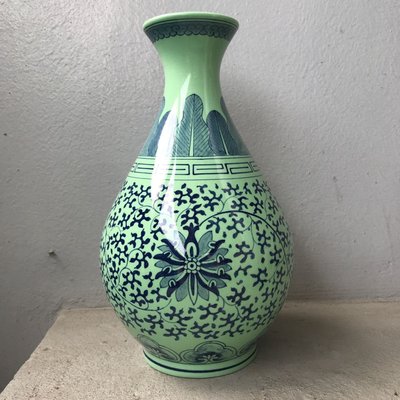 六、七十年代中華陶瓷造 手繪青花纏枝紋花瓶