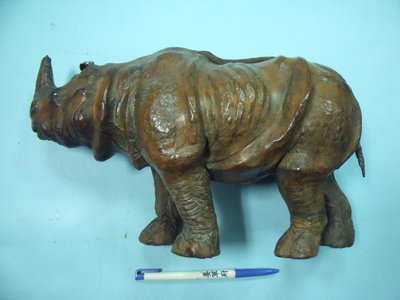 【姜軍府】二手！《皮製犀牛》擺件 裝置藝術 動物 收藏 玩偶 皮雕 雕塑雕刻參考
