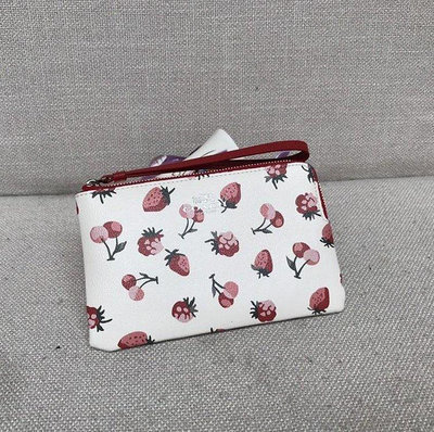 USA美國留學生代購 COACH23674 新款女士手拿包 草莓櫻桃印花圖案拉鏈錢包 手腕包 手機包 附購證