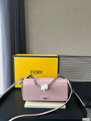 ELLA代購#芬迪 FENDI First Sight  春夏新款手袋采用漆皮 皮革製成的手拿包，飾有 1688255