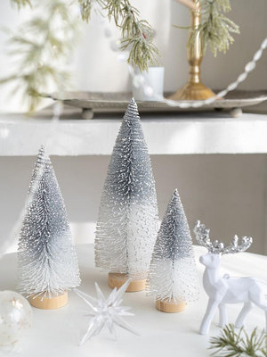 Hromeo 圣誕節裝飾迷你圣誕樹桌面氛圍擺件銀色植絨樹ins拍照道具~告白氣球