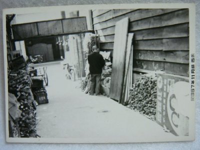 【早期老照片】民國57年攝 百美 木頭工廠 - 檜木 機車 三輪車 腳踏車 紅獅牌 - 6.5cm x 9.3cm